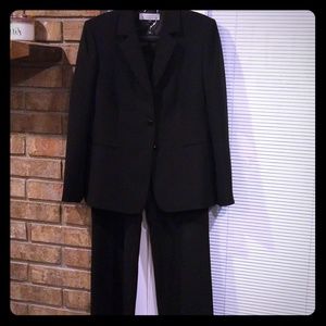 Tahari Arthur S. Levine Black Suit Size 14